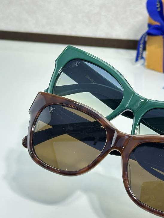 Picture of Louis Vuitton Sunglasses _SKUfw77895106fw